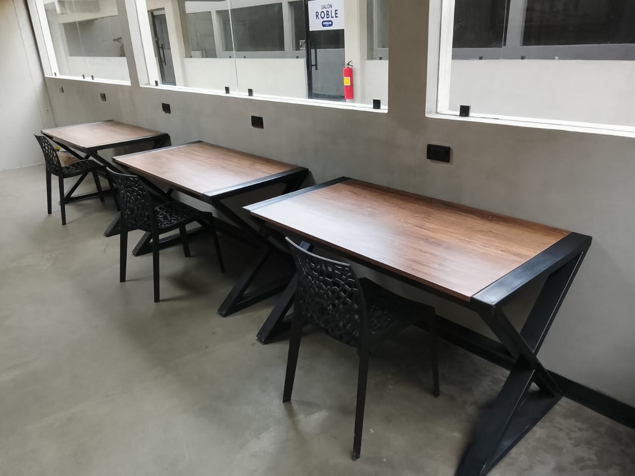 Salón Roble — mesas individuales para coworking con sillas tejidas